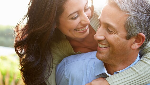 Wer eine Beziehung eingeht, erhöht damit laut einer Studie seine beziehungsweise ihre ...