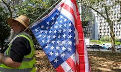 Ein Aktivist in New York bei einem Protest gegen Trumps brutale Einwanderungspolitik