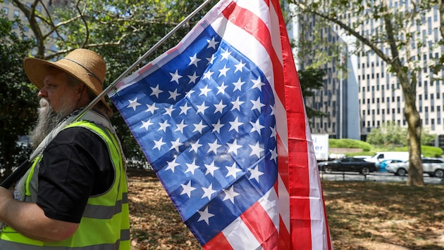 Ein Aktivist in New York bei einem Protest gegen Trumps brutale Einwanderungspolitik