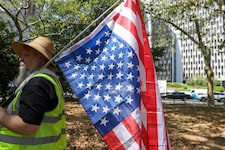 Ein Aktivist in New York bei einem Protest gegen Trumps brutale Einwanderungspolitik