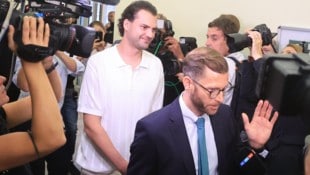 Jimi Blue Ochsenknecht und Anwalt Matthias Holzmann (re.) beim Prozess in Innsbruck
