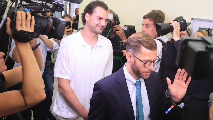 Jimi Blue Ochsenknecht und Anwalt Matthias Holzmann (re.) beim Prozess in Innsbruck