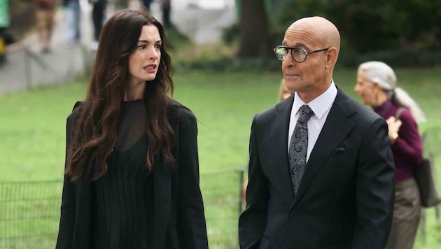 Gerade drehten Anne Hathaway und Stanley Tucci eine Szene am Friedhof. Die Fans fragen sich nun: ...