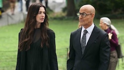 Gerade drehten Anne Hathaway und Stanley Tucci eine Szene am Friedhof. Die Fans fragen sich nun: ...