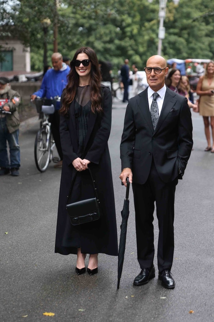 Anne Hathaway und Stanley Tucci zeigten sich am Set von „Der Teufel trägt Prada 2“ ganz in ...
