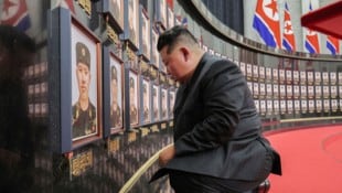 Nordkoreas Staatschef Kim Jong-un bei einer Zeremonie für Soldaten, die in der Ukraine im ...