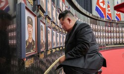 Nordkoreas Staatschef Kim Jong-un bei einer Zeremonie für Soldaten, die in der Ukraine im ...