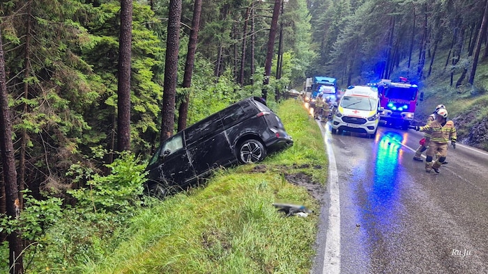 Ein Baum verhinderte einen weiteren Absturz.