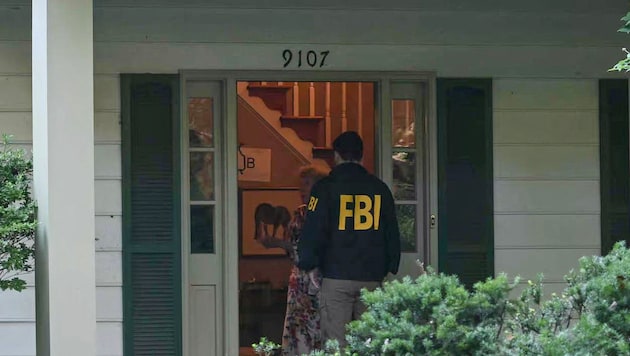 FBI-Agenten am Eingang von John Boltons Haus.