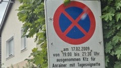 Zumindest drei verschiedene Halte- und Parkverbotstafeln standen mit veraltetem Datum in den ...