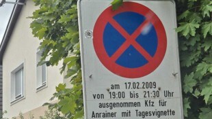 Zumindest drei verschiedene Halte- und Parkverbotstafeln standen mit veraltetem Datum in den ...