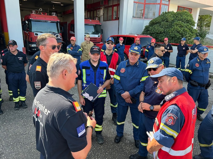 Besprechung vor Ort mit den lokalen Feuerwehrvertretern.