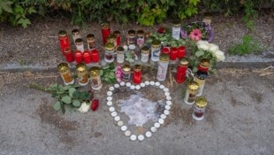 An der Unfallstelle erinnern zahllose Kerzen und Blumen an die verunglückte Rosa.