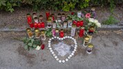 An der Unfallstelle erinnern zahllose Kerzen und Blumen an die verunglückte Rosa.