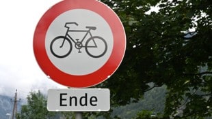 Seit diesem Donnerstag ist das Fahrverbot für Radler auf der B 311 bei Weißbach bei Lofer in ...