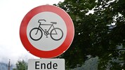 Seit diesem Donnerstag ist das Fahrverbot für Radler auf der B 311 bei Weißbach bei Lofer in ...