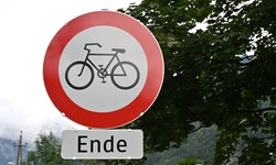 Seit diesem Donnerstag ist das Fahrverbot für Radler auf der B 311 bei Weißbach bei Lofer in ...