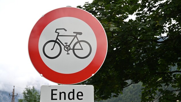 Seit diesem Donnerstag ist das Fahrverbot für Radler auf der B 311 bei Weißbach bei Lofer in ...