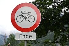 Seit diesem Donnerstag ist das Fahrverbot für Radler auf der B 311 bei Weißbach bei Lofer in ...