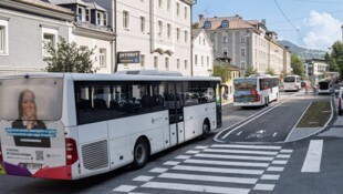 Die neue breite Bushaltestelle auf der Fahrbahn wird zum Zankapfel für Anwohner.