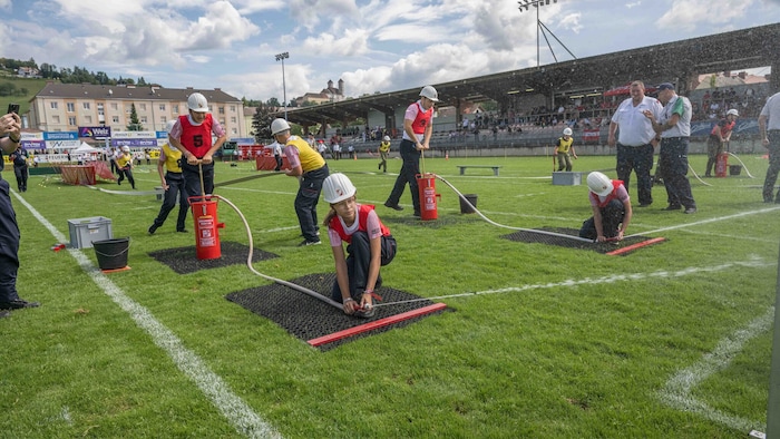 Das Team der Feuerwehrjugend Lichendorf im heutigen Training bei der Feuerwehr-Hindernisübung
