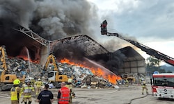 Einsatzkräfte von sieben Feuerwehren waren für die Brandbekämpfung vor Ort. 