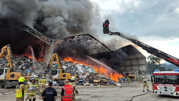 Einsatzkräfte von sieben Feuerwehren waren für die Brandbekämpfung vor Ort.
