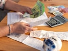 Wer sein Geld nicht nur unbeachtet auf der Bank liegen lässt, kann häufig mehr daraus machen.