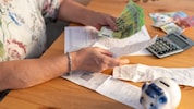 Viele Menschen müssen sich bei den Ausgaben einschränken.