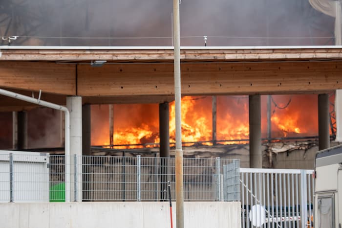 Mehrere Feuerwehren wurden angefordert. Das Land Tirol hatte eine behördliche ...