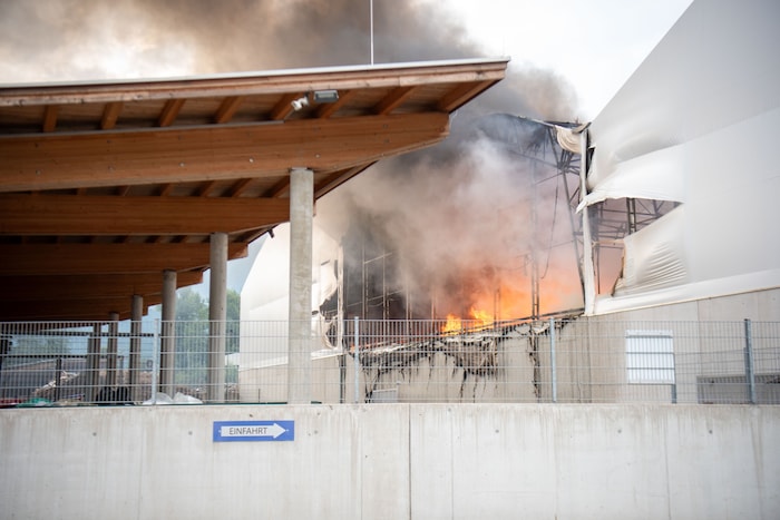 Meterhohe Flammen und dichter Rauch waren weithin sichtbar.