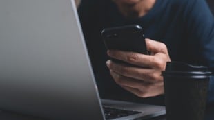 Der Politiker soll das 13-jährige Mädchen über eine Online-Plattform kennengelernt haben ...