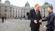 Ein Handschlag vor oder in der Hofburg zwischen Kremlchef Putin und Ukraines Präsident ...