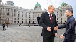Ein Handschlag vor oder in der Hofburg zwischen Kremlchef Putin und Ukraines Präsident ...