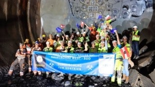 Nach 26 Monaten waren „Idas“ 8,4 Kilometer geschafft: Die Projektverantwortlichen und die ...