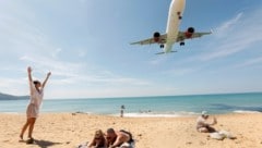 Am Strand von Phuket wird jede Landung zur Fotoshow – bald vielleicht gratis. 