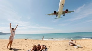 Am Strand von Phuket wird jede Landung zur Fotoshow – bald vielleicht gratis. 
