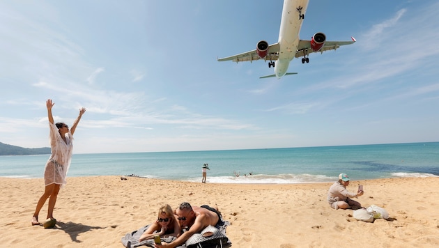 Am Strand von Phuket wird jede Landung zur Fotoshow – bald vielleicht gratis.