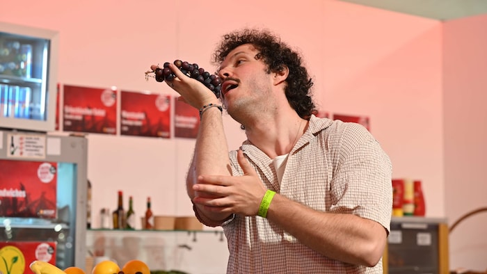 Martin Furtlehner alias Marten posierte mit Weintrauben, bevor es ans Autogrammeschreiben ging.