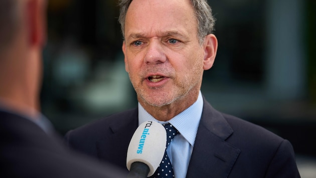 Er habe nach mehreren Kabinettssitzungen „nicht genügend Vertrauen in seine Fähigkeit“, weiter ...