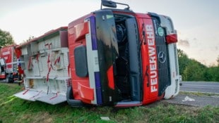 Das Feuerwehrauto blieb seitlich liegen. 