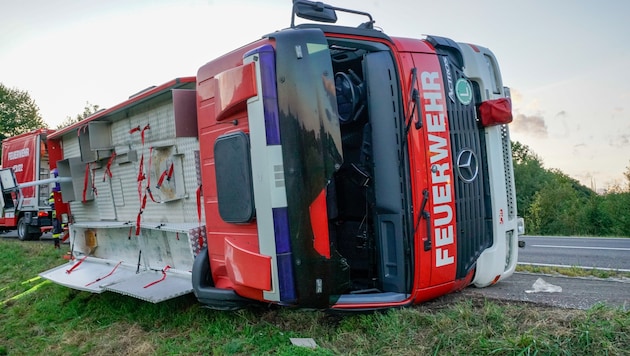 Das Feuerwehrauto blieb seitlich liegen.