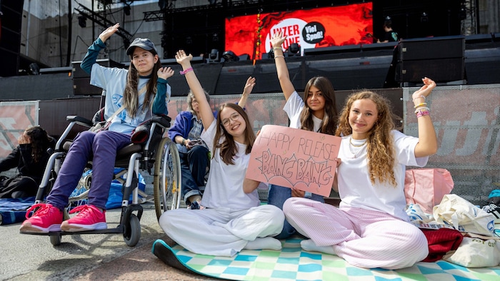 Die ersten Fans am „Krone“-Fest (von li.): Eva (15, Hamburg), Lena (15, Hallein), Sophie (15, ...