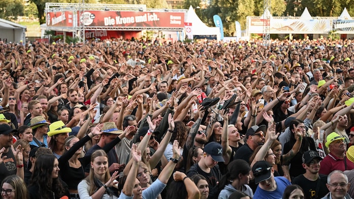 Ein Bild sagt mehr als Worte: Tausende Fans feierten den großen Auftritt der Hardrock-Band ...