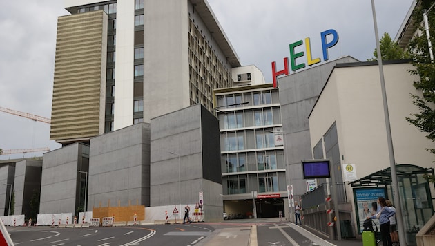 Das Chirurgie-Gebäude des LKH Graz unweit der Zufahrt Hilmteichstraße.