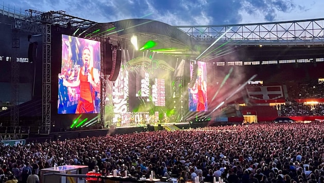 In Wien sorgte Robbie Williams nicht nur für ein ausverkauftes Stadion, sondern auch für beste ...