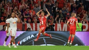 Joshua Kimmich (Mitte) jubelte zum Auftakt mit dem FC Bayern. Eine Szene ärgerte jedoch den Star ...