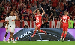 Joshua Kimmich (Mitte) jubelte zum Auftakt mit dem FC Bayern. Eine Szene ärgerte jedoch den Star ...