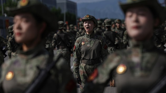 Chinesische Soldatinnen bei einer gemeinsamen Übung.