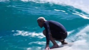 Prinz Harry zeigt sein Können am Surfbrett und Meghan wird zum Fangirl.